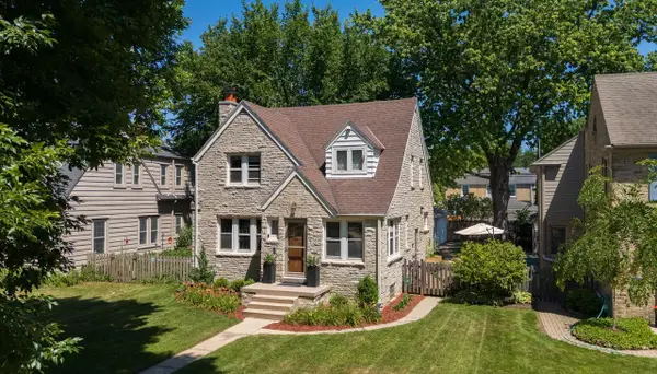 5244 N Shoreland AVENUE, Whitefish Bay, WI 53217