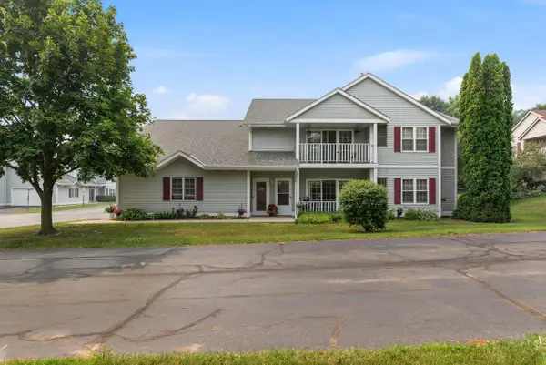 191 Bur Oak LANE #B, Grafton, WI 53024