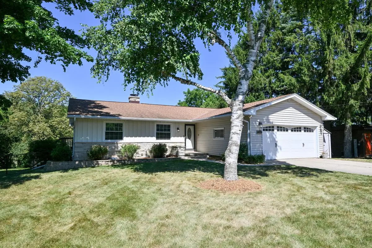 2204 Oakdale DRIVE, Waukesha, WI 53189 - #1