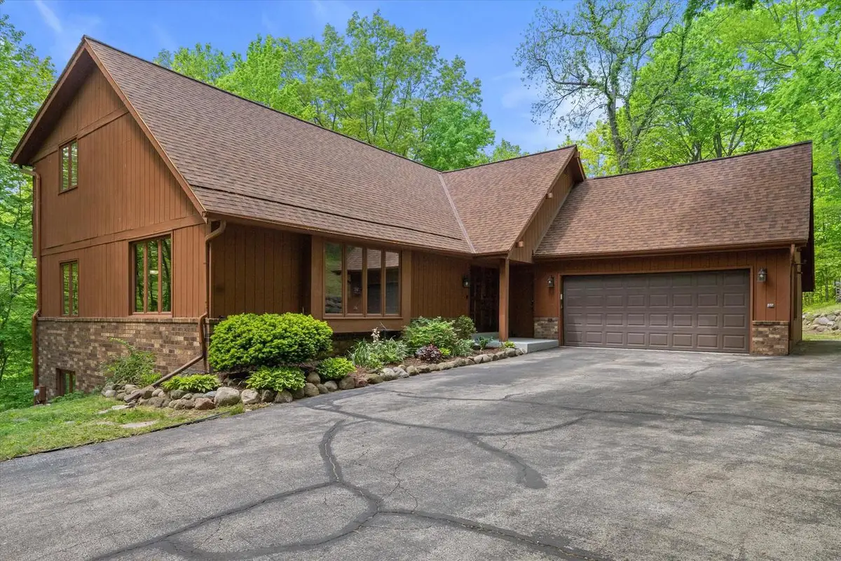 S87W28270 Lookout LANE, Mukwonago, WI 53149 - #1
