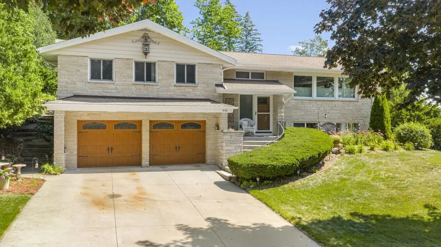 818 Badger LANE E, West Bend, WI 53095 - #2