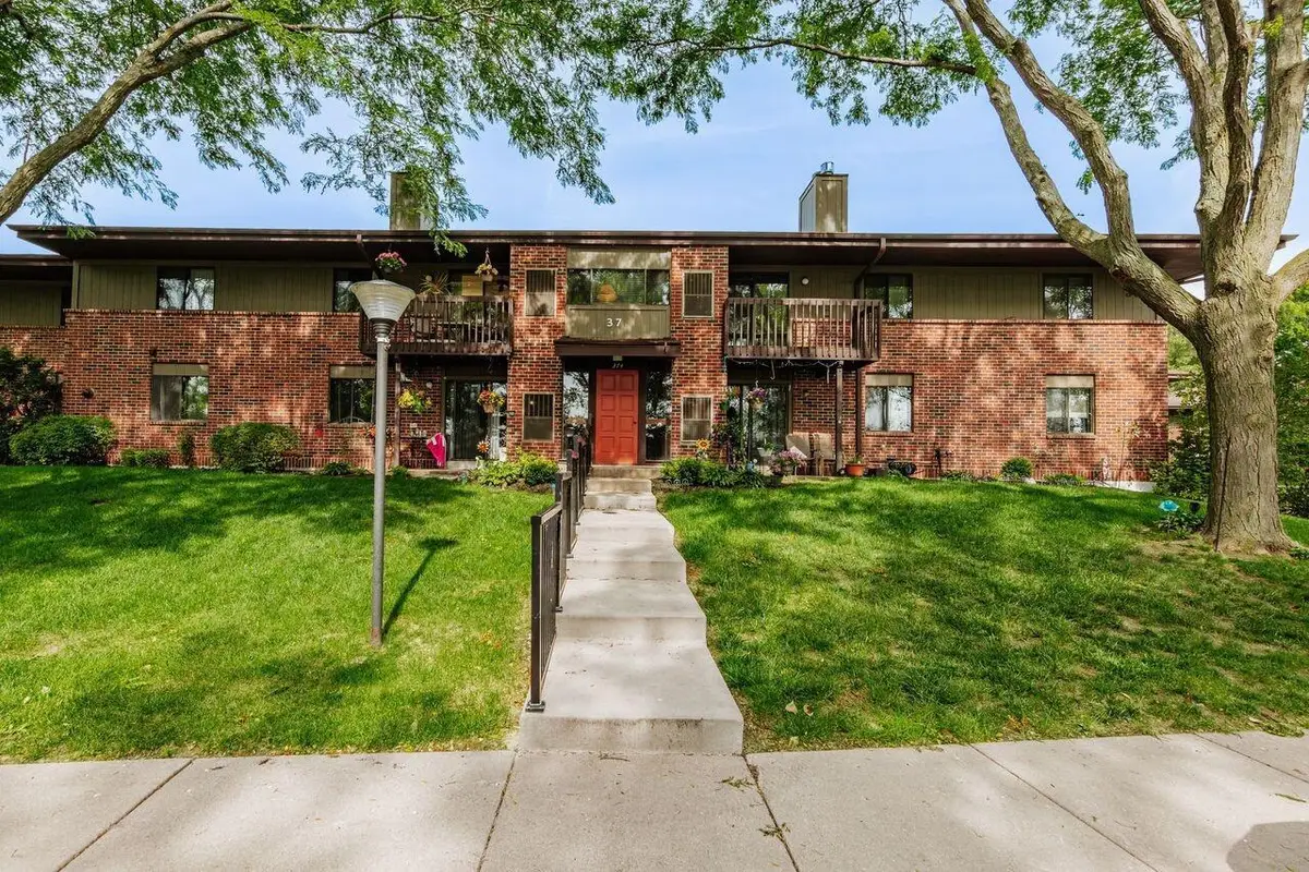 374 Park Hill DRIVE #E, Pewaukee, WI 53072 - #1