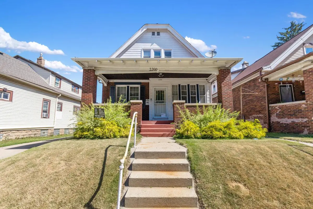 2200 W Lincoln AVENUE, Milwaukee, WI 53215 - #1