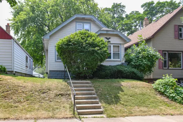 1901 E Hillcrest AVENUE, Milwaukee, WI 53207