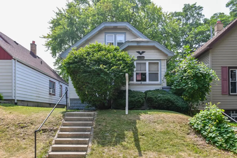 1901 E Hillcrest AVENUE, Milwaukee, WI 53207 - #2
