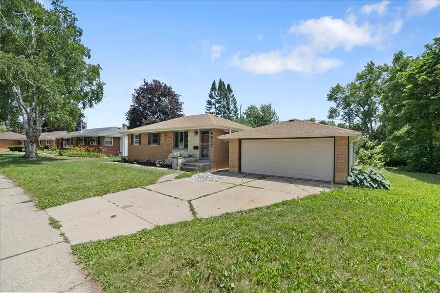8537 W Denver AVENUE, Milwaukee, WI 53224 - #2