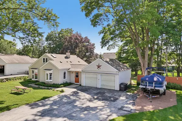 W272N2593 Apple Tree LANE, Pewaukee, WI 53072