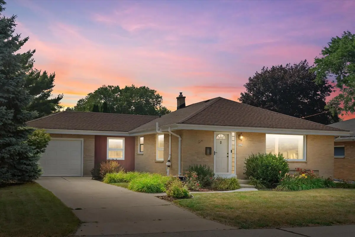 3667 S Sunset DRIVE, Milwaukee, WI 53220 - #1