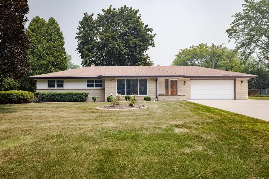 N81W15328 Hilltop DRIVE, Menomonee Falls, WI 53051 - #2