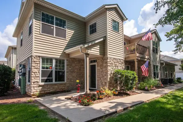 N16W26443 Meadowgrass CIRCLE #F, Pewaukee, WI 53072
