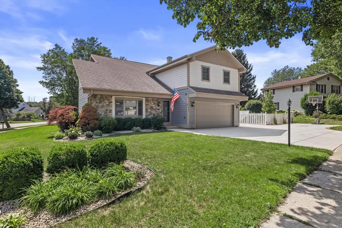 2802 Coventry LANE, Waukesha, WI 53188 - #1