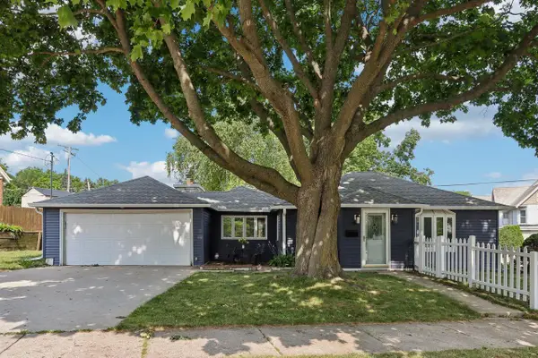 210 Prospect AVENUE, Pewaukee, WI 53072