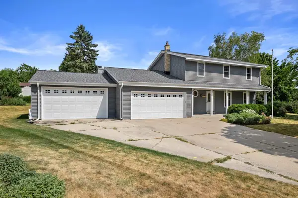 372 Briar COURT, Pewaukee, WI 53072