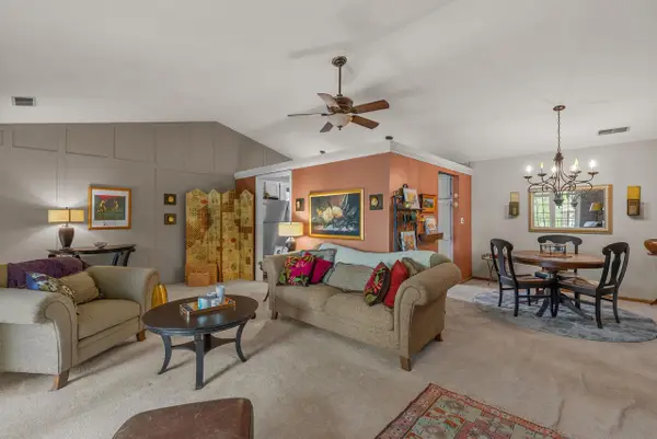 4242 S Ridgewood LANE #4242, Greenfield, WI 53221