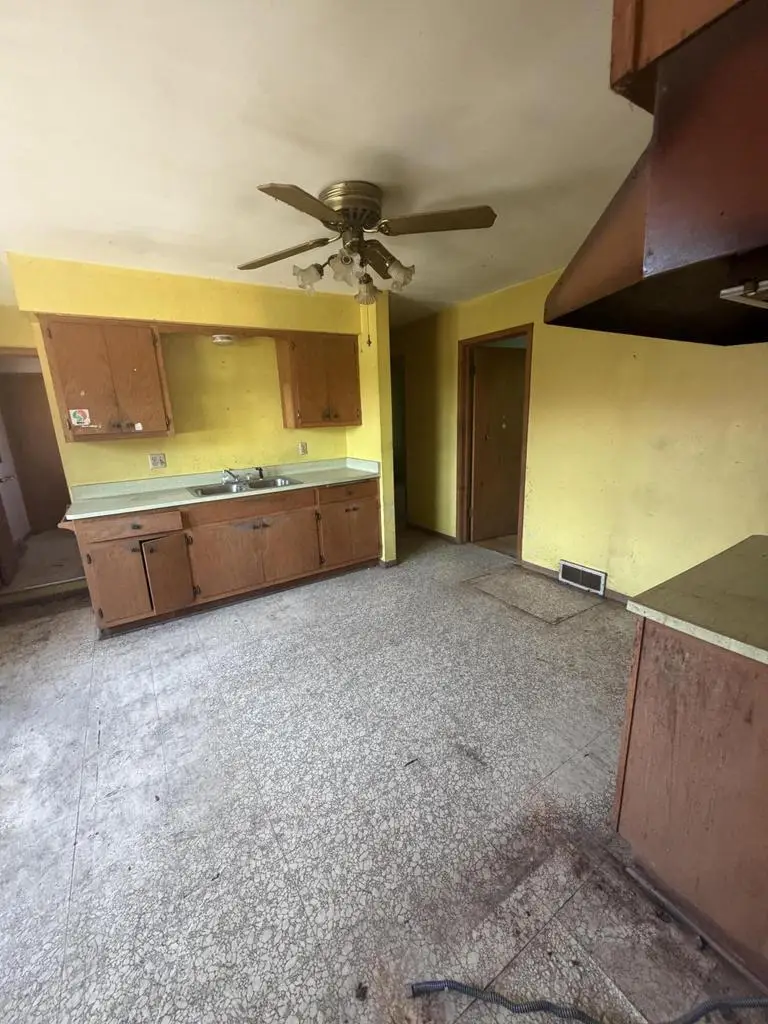 6047 S Elaine AVENUE, Cudahy, WI 53110 - #3