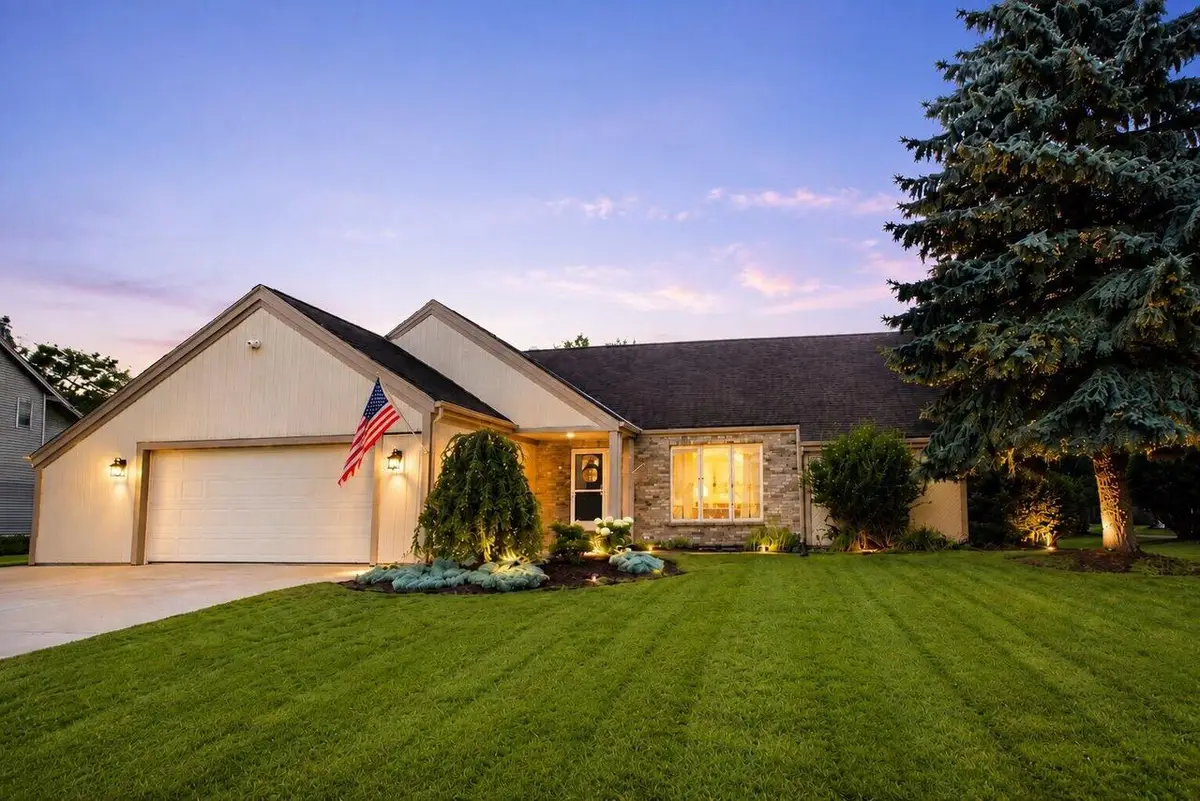 W226N2555 Oakwood LANE, Waukesha, WI 53186 - #1