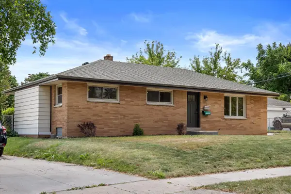 W151N8272 Thomas DRIVE, Menomonee Falls, WI 53051