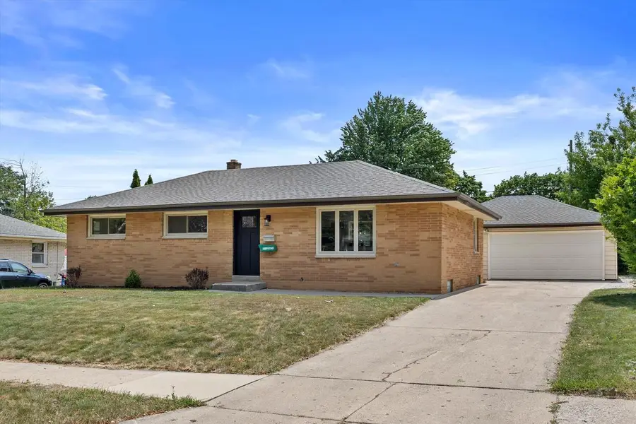 W151N8272 Thomas DRIVE, Menomonee Falls, WI 53051 - #3