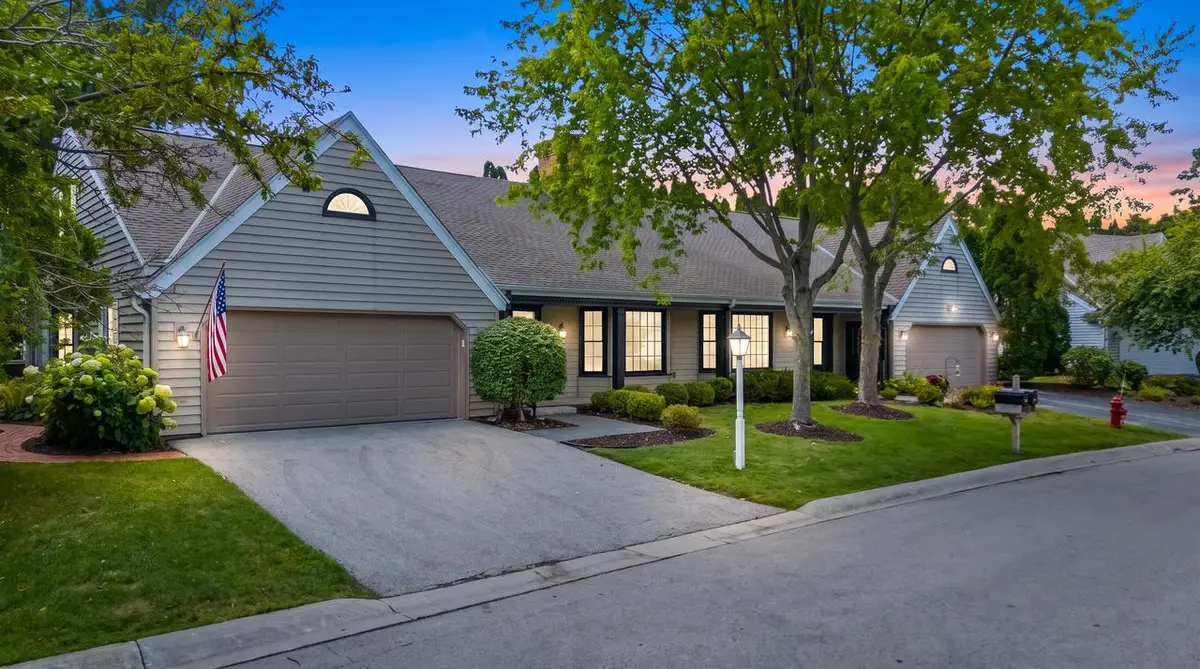 945 W Shaker CIRCLE, Mequon, WI 53092 - #1
