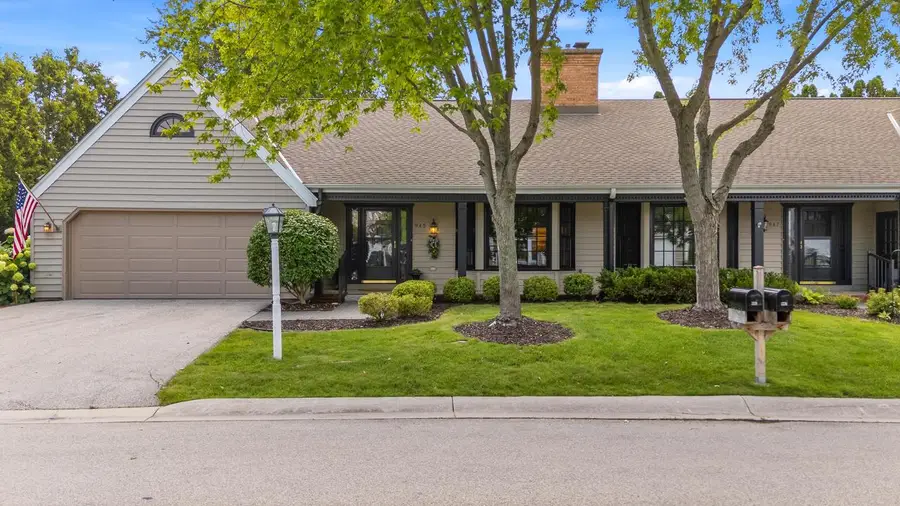 945 W Shaker CIRCLE, Mequon, WI 53092 - #2