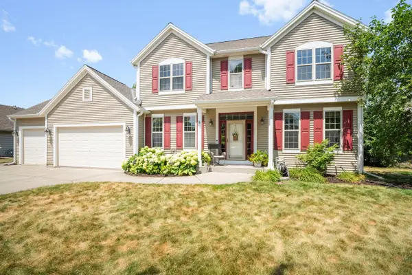 3288 W Yorkshire CIRCLE, Franklin, WI 53132