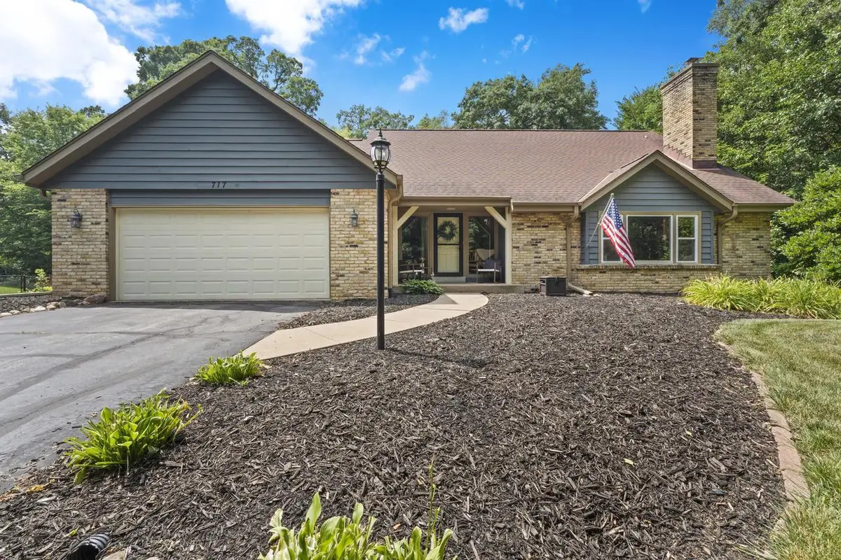 717 St Johns DRIVE, Delafield, WI 53018 - #1