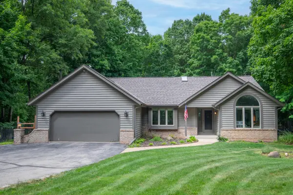 N64W33946 Lakeview DRIVE, Oconomowoc, WI 53066