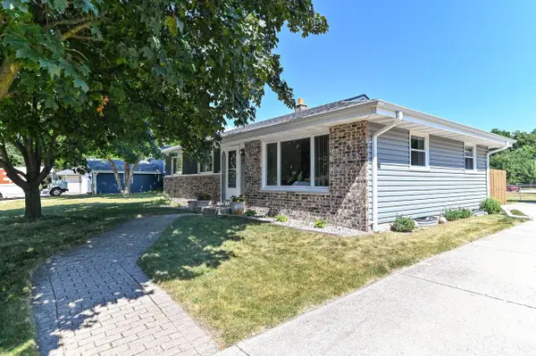 3310 E Woodview AVENUE, Oak Creek, WI 53154