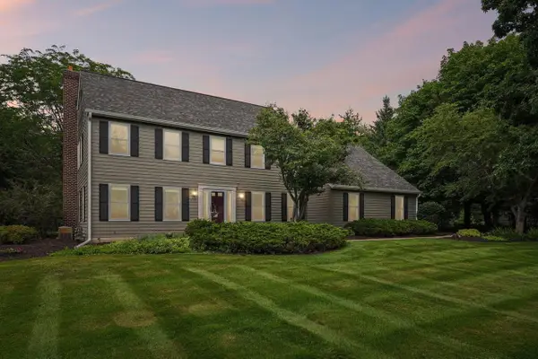 237 Hickory DRIVE, Delafield, WI 53018