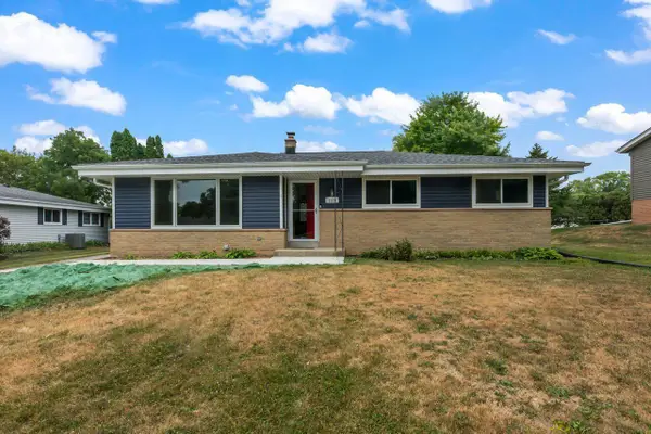 1020 Lilac LANE, Pewaukee, WI 53072