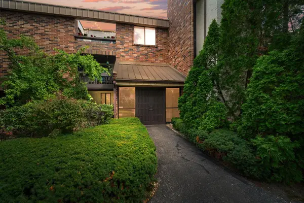 2200 W Good Hope ROAD #317, Glendale, WI 53209