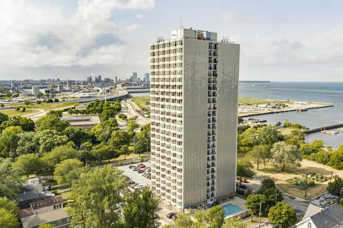 2525 S Shore DRIVE #16D, Milwaukee, WI 53207 - #1