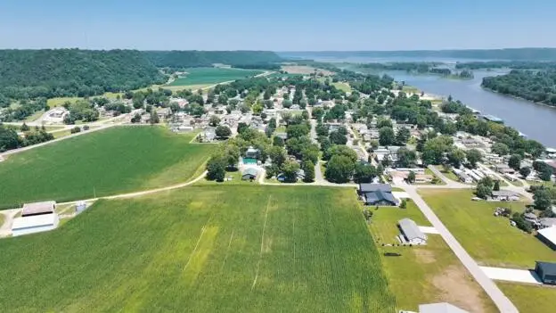 603 SANDY POINT ROAD, Harpers Ferry, IA 52146 - #2