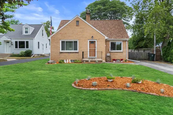 13706 W Meadow LANE, New Berlin, WI 53151