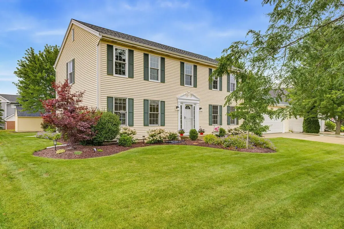 688 W Hickory LANE, Saukville, WI 53080 - #1