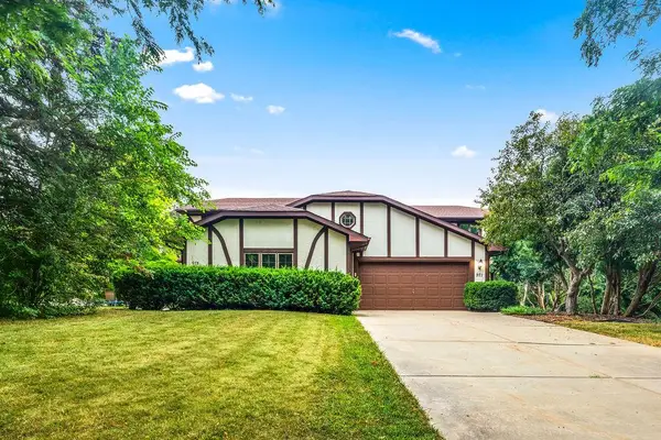 971 S Imperial DRIVE, Hartland, WI 53029
