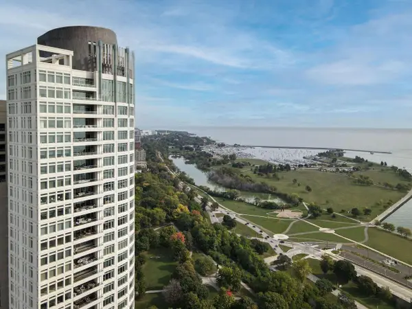 825 N Prospect AVENUE #902, Milwaukee, WI 53202