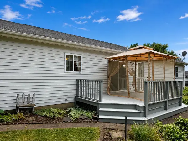 W2392 Julianne STREET, Oconomowoc, WI 53066