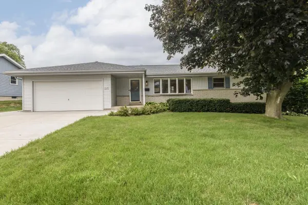 W143N8317 Oxford STREET, Menomonee Falls, WI 53051
