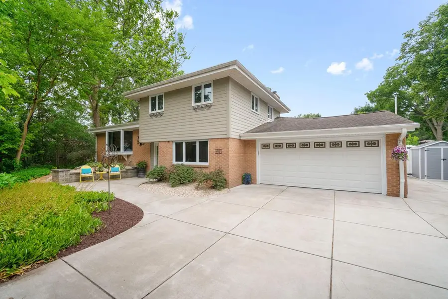 5393 S Allenwood LANE, Hales Corners, WI 53130 - #2