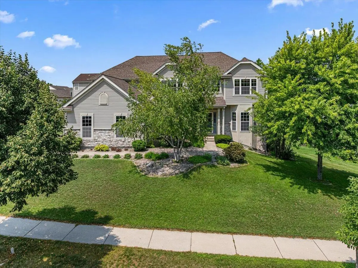 700 Creekwood DRIVE, West Bend, WI 53095 - #1