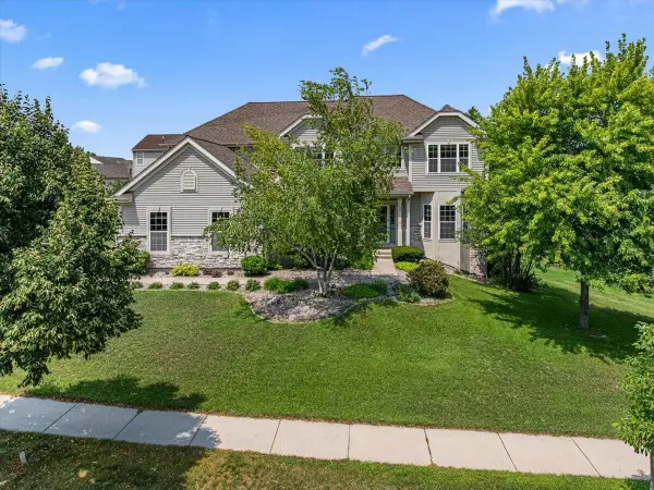 700 Creekwood DRIVE, West Bend, WI 53095