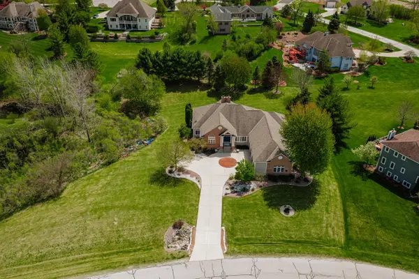 W251S5204 Poppy Fields ROAD, Waukesha, WI 53189