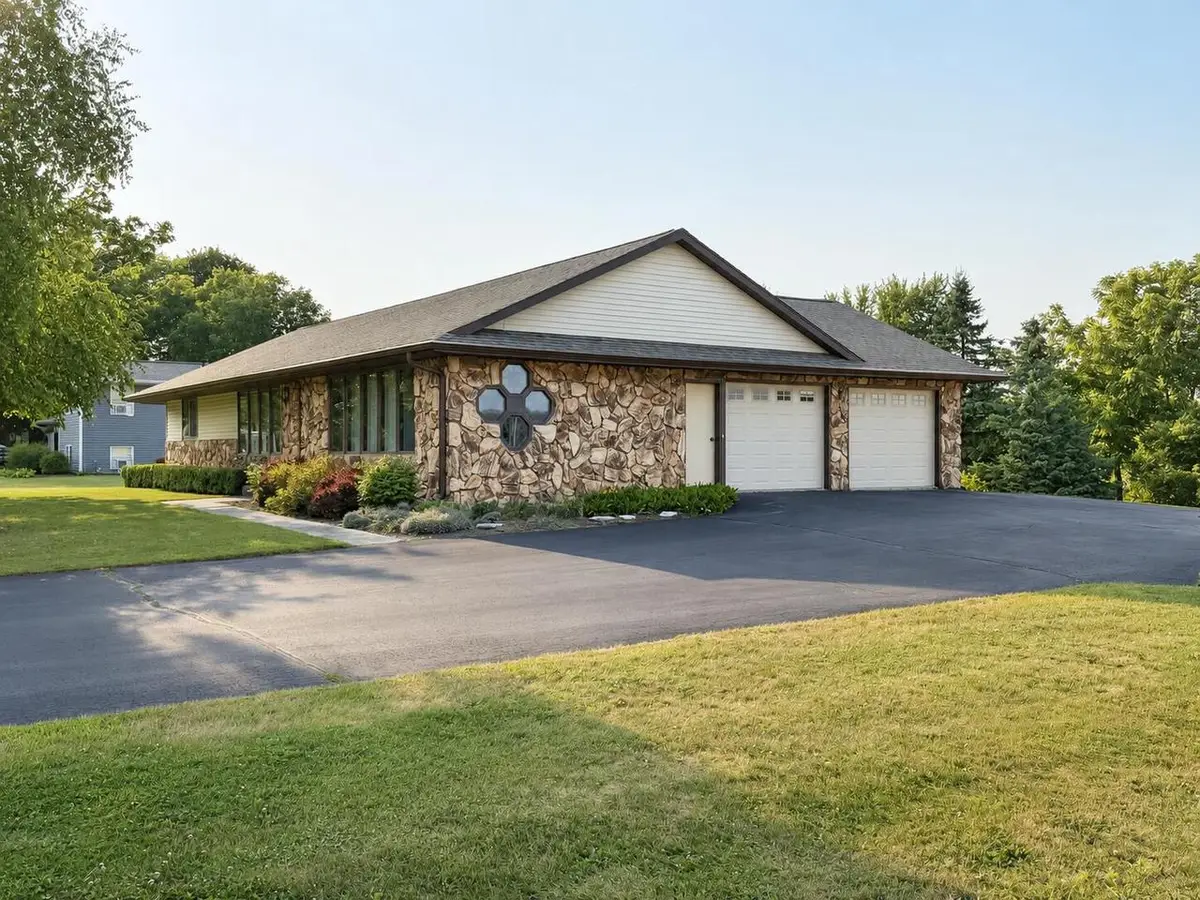 116 Colonial DRIVE, Saint Nazianz, WI 54232 - #1