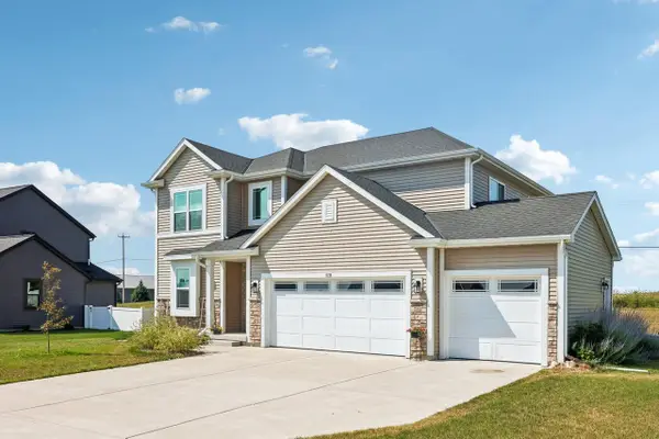 676 Lambert DRIVE, Slinger, WI 53086