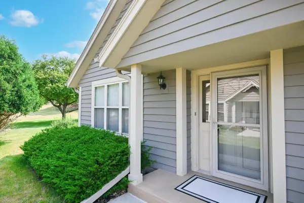 N24W24000 Brandon Oaks DRIVE #A, Pewaukee, WI 53072