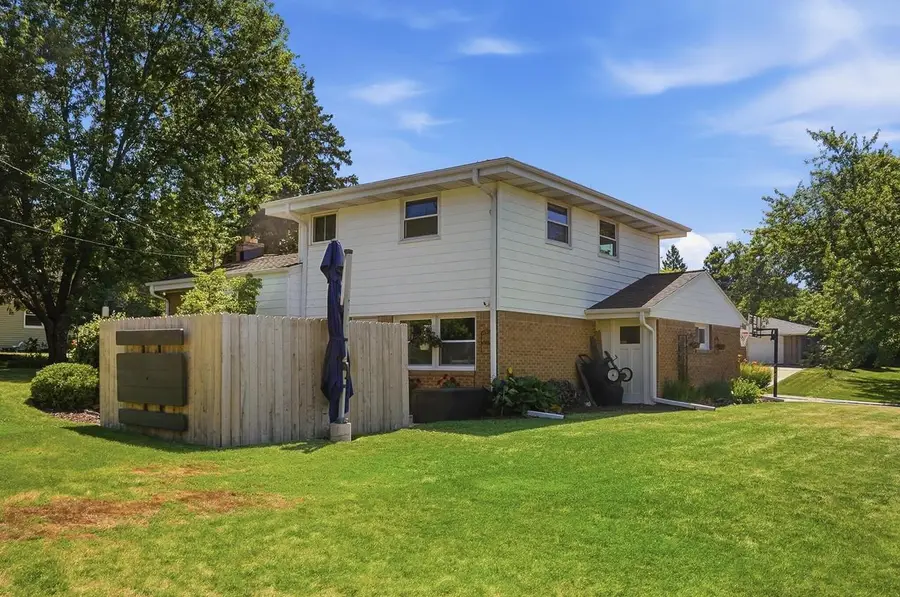 6712 Manchester DRIVE, Greendale, WI 53129 - #2