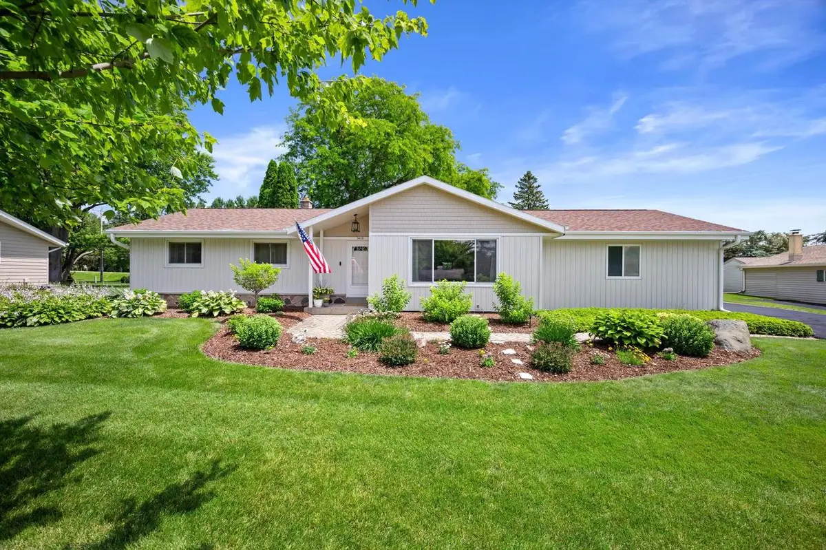 1420 Mount LANE, Hubertus, WI 53033 - #1