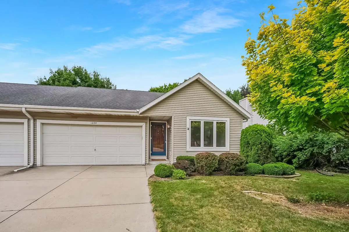 1224 Vogt DRIVE, West Bend, WI 53095 - #1