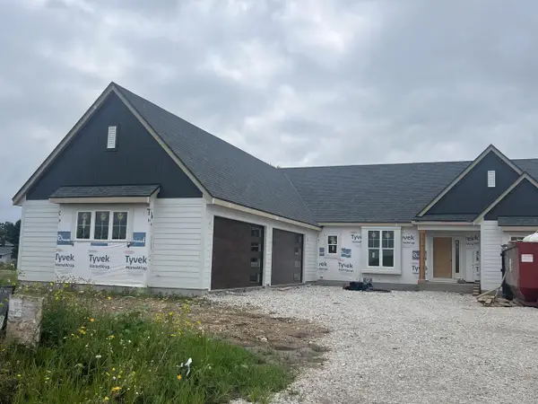 N62W35607 Doolan DRIVE, Oconomowoc, WI 53066